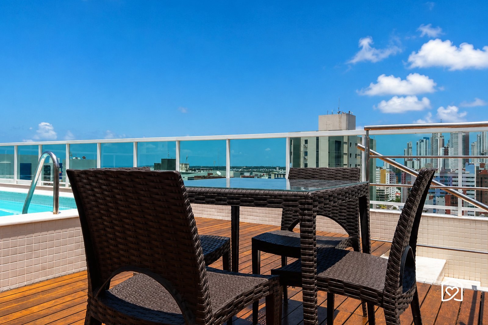 Deck com mesas — Antonino Cavalcanti