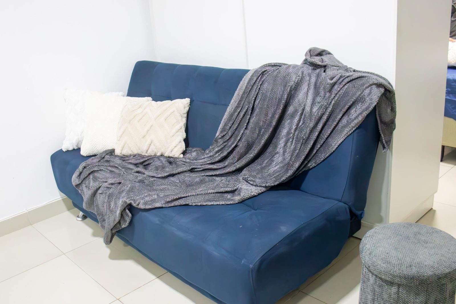 Apartamento 104 · Sofá com manta — Aruanda
