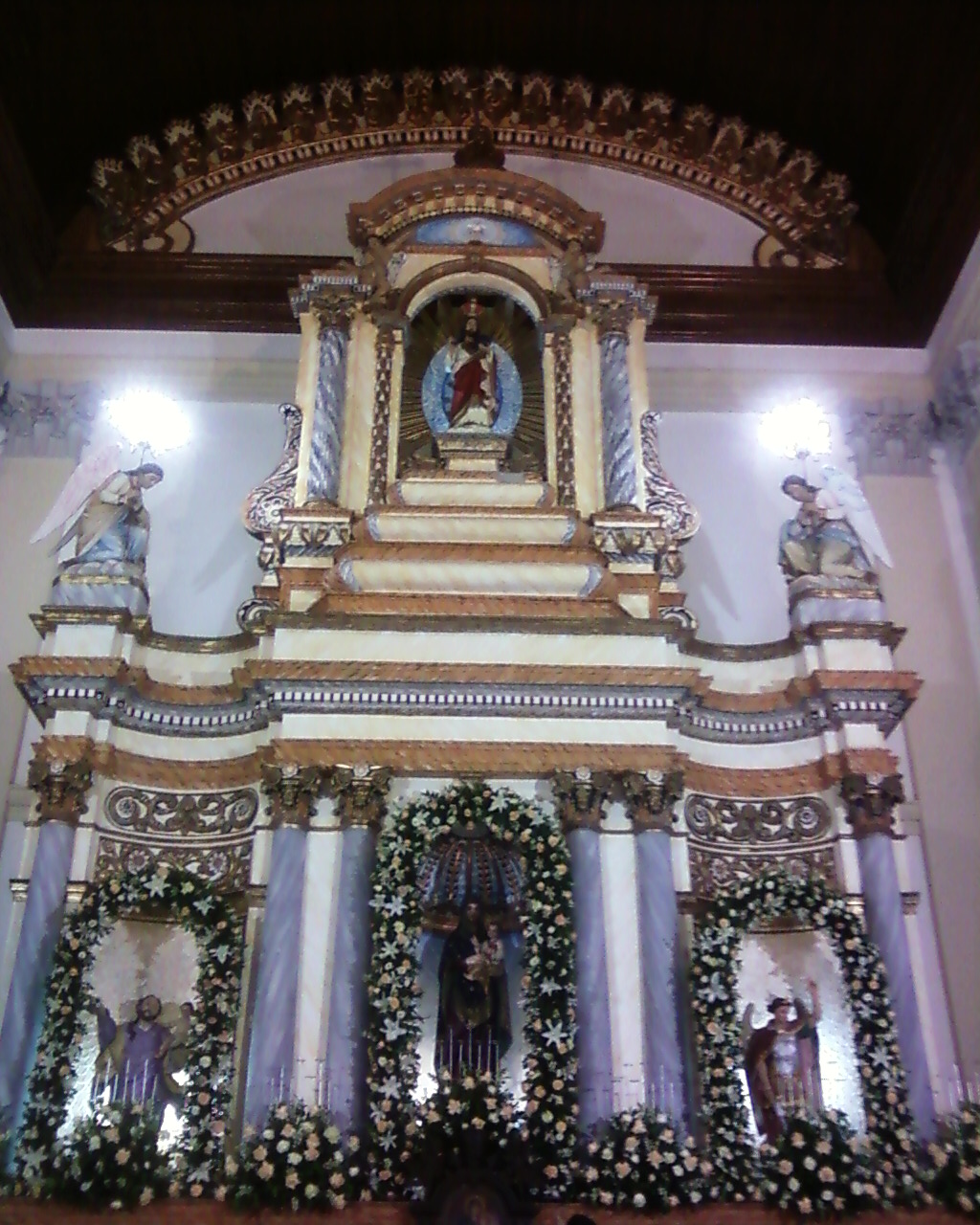 Lit high altar of the Nossa Senhora das Neves cathedral