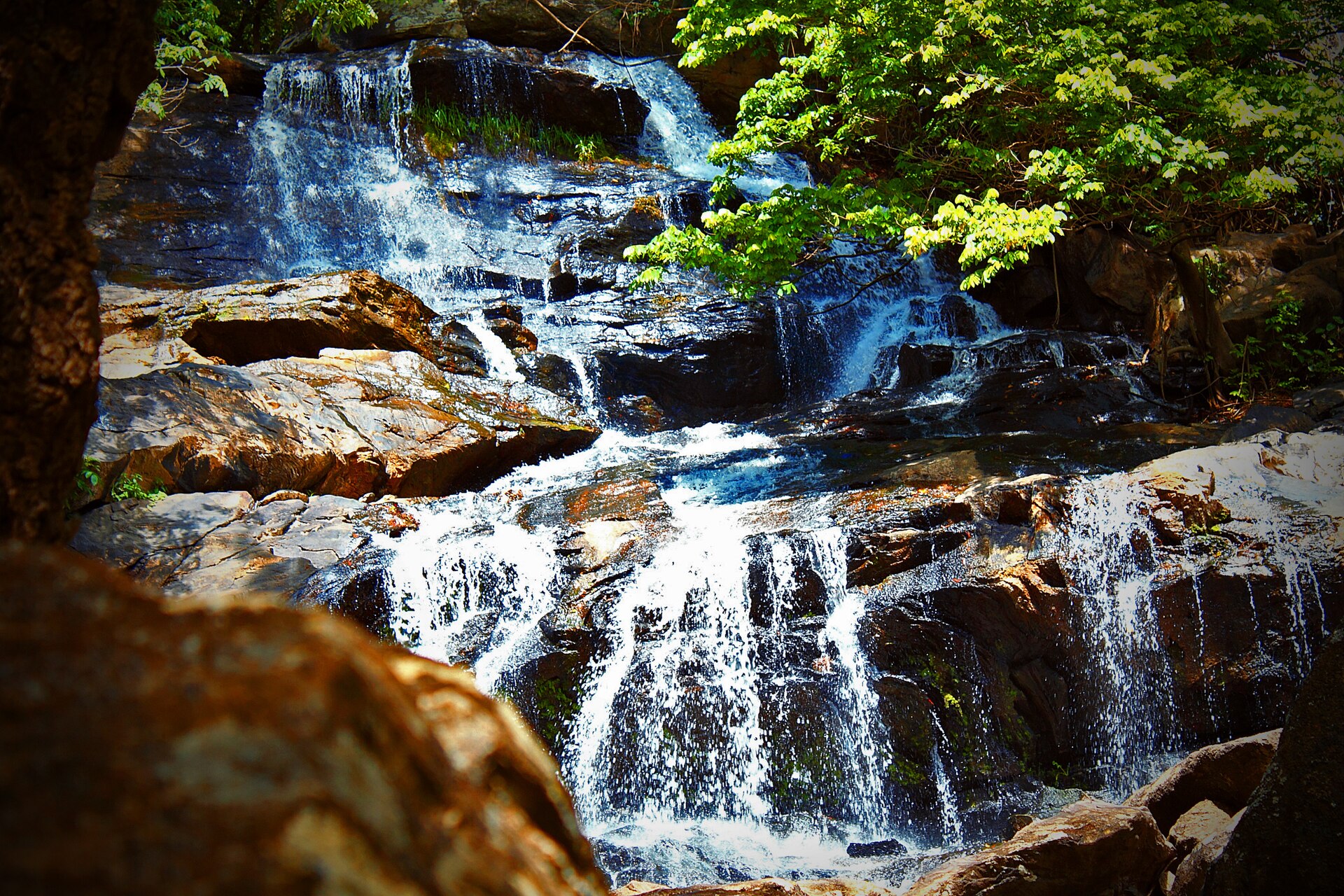 Cascada entre piedras y bosque en el Área de Protección Ambiental del Roncador, en el Brejo