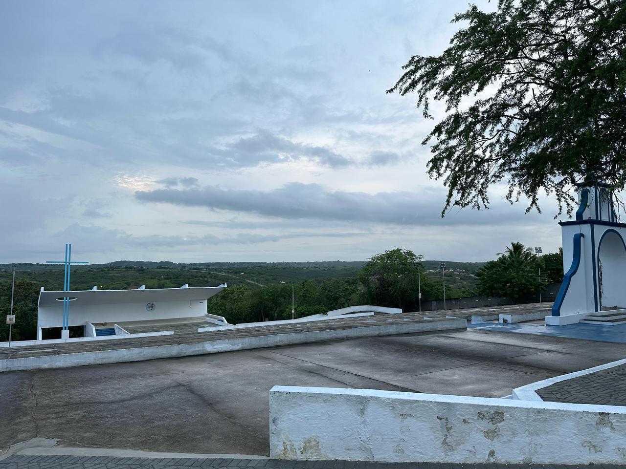 Patio del Santuario de Santa Fé, en Solânea, con el bosque del Brejo al fondo