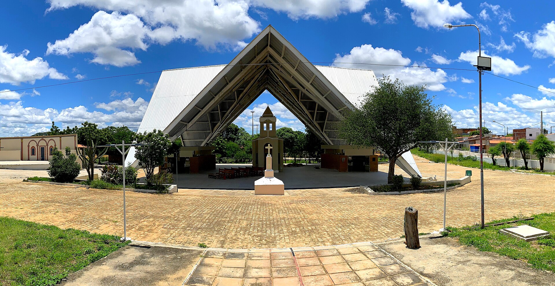 Santuario de la Cruz da Menina, en Patos, con la plaza y la capilla de tejado en punta