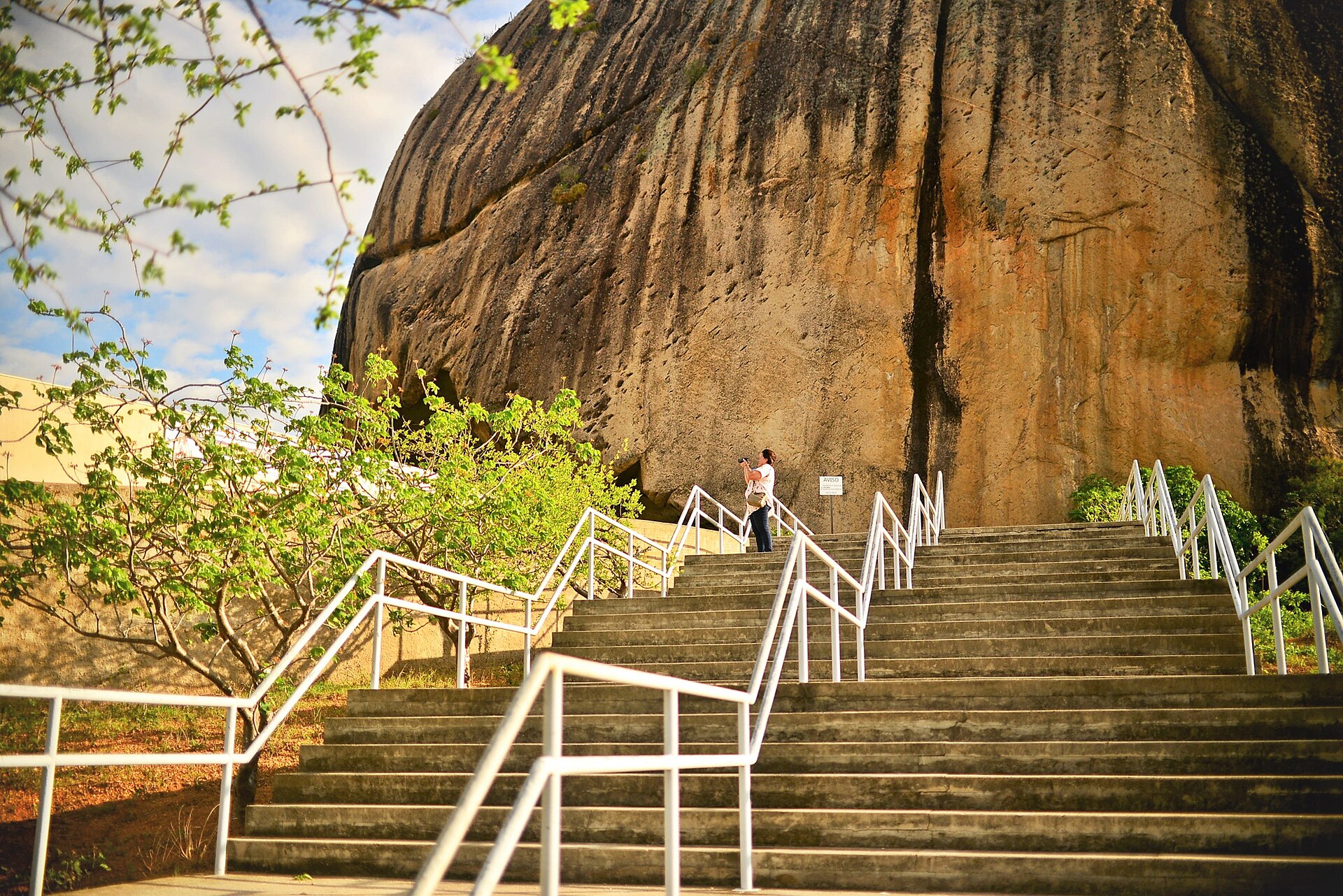 Escalinata hasta el Santuario de Nuestra Señora de Fátima, al pie de la pared de la Pedra da Boca