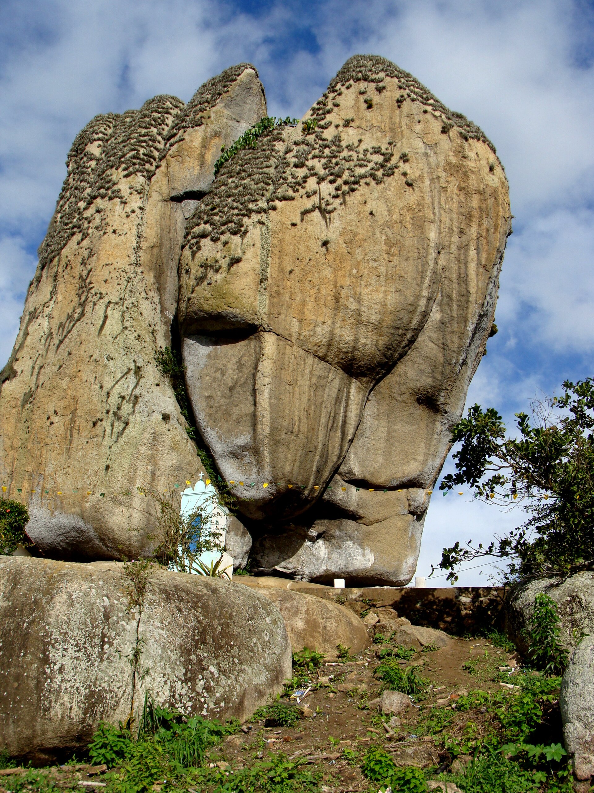 Bloque de granito de la Pedra de Santo Antônio, en Fagundes, lugar de promesas y oración