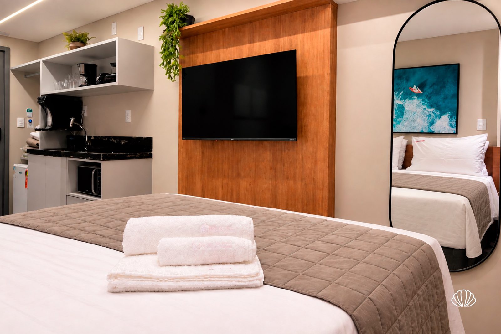 Bedroom with TV and kitchen — HIT Cabo Branco