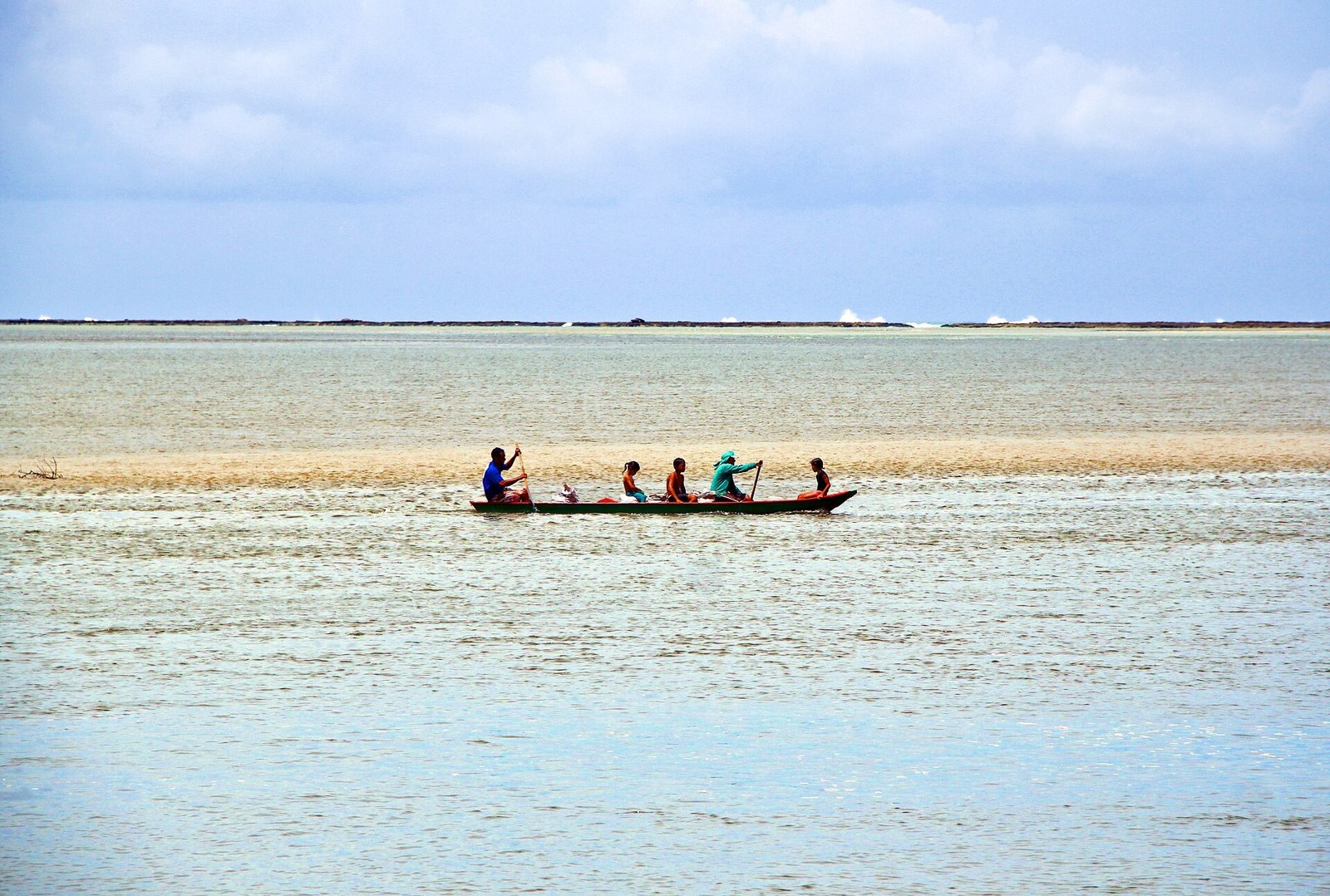 Canoa en el estuario de Barra de Mamanguape, en el área protegida del río Mamanguape