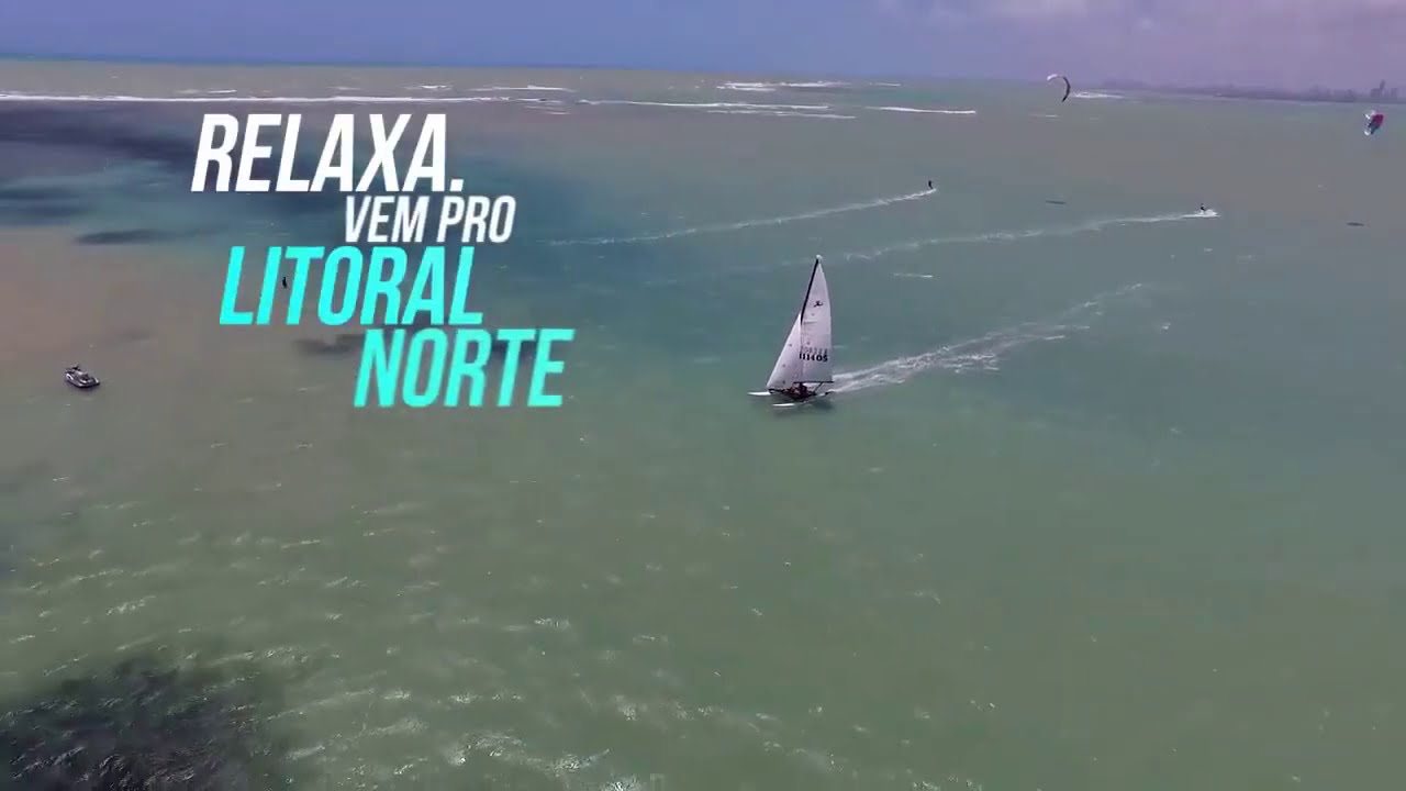 Catamarán y kitesurf en el mar del litoral norte de Paraíba, del vídeo Conheça o Litoral Norte