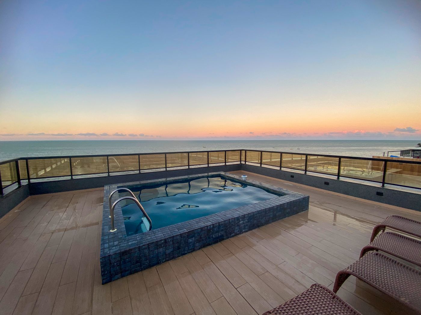 Piscina no rooftop — Santorini Flat
