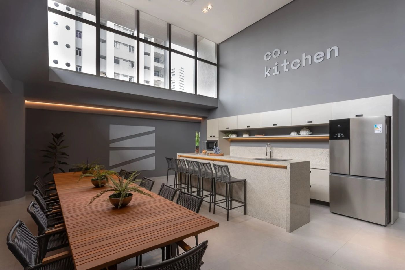 Cozinha compartilhada ampla — Simple Smart Residence