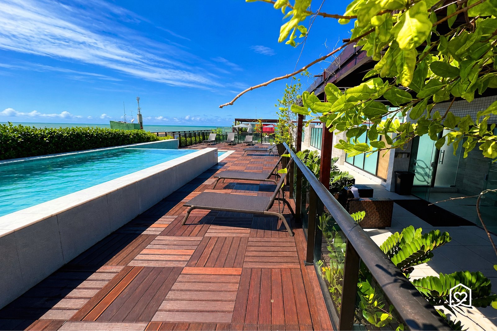 Piscina com deck de madeira — Eco Summer Tambaú