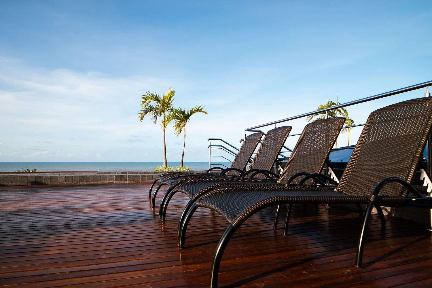 Deck com espreguiçadeiras — Unity Cabo Branco