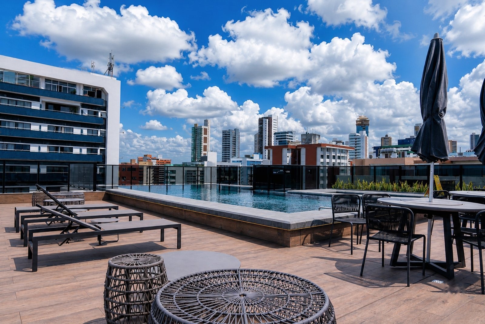 Rooftop pool — Way Tambaú