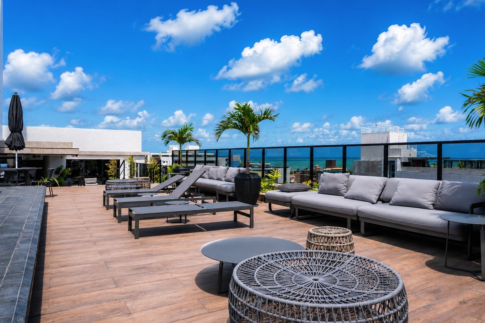 Sun loungers on the deck — Way Tambaú